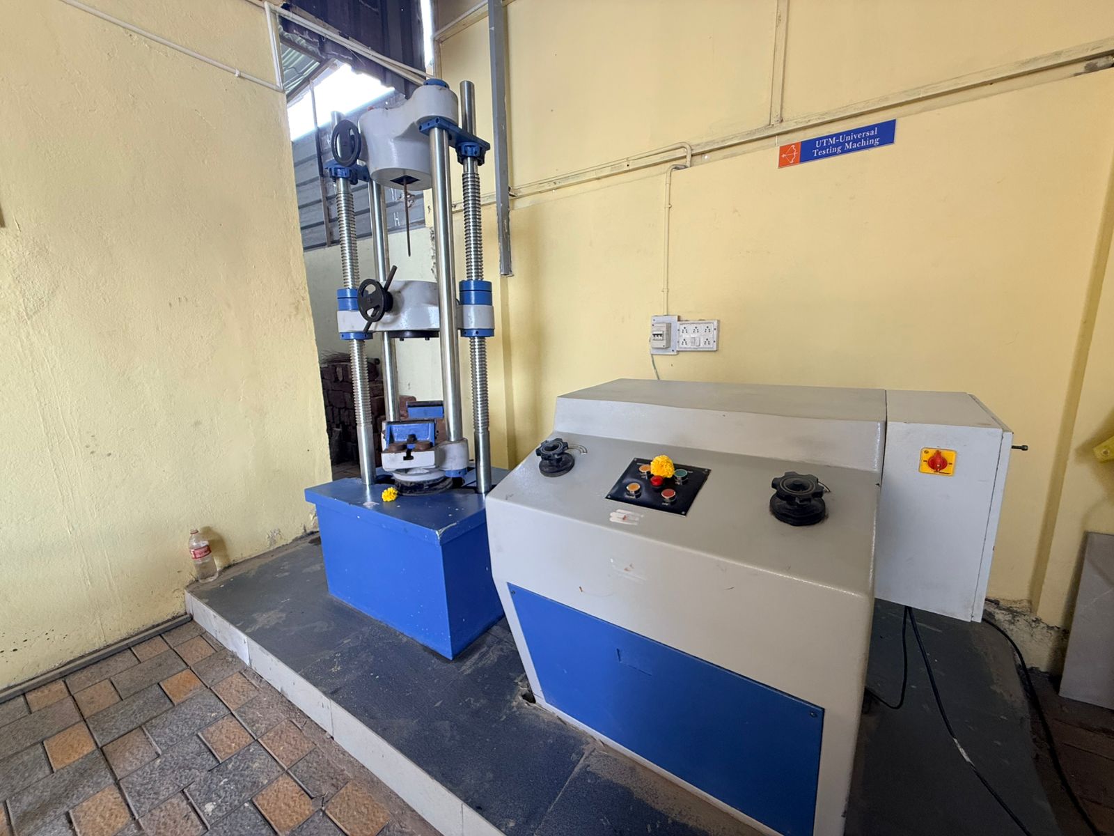 Universal Testing Machine (UTM)
